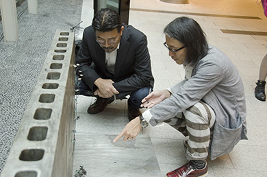 金属造形家の原田武さんの作品『群雄割拠』。コンクリートブロックと、そこに住まう小さな生き物、草や花はすべて金属でできている
