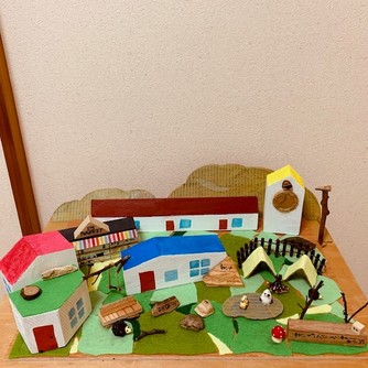 山のふもとの木の町