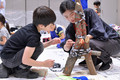 木の棒に布を貼ったり、描いたり、毛糸をむすんで 不思議なタワーをつくってみよう